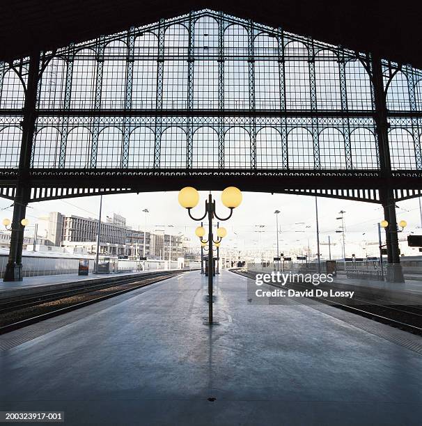 railway station platform - gare du nord ストックフォトと画像