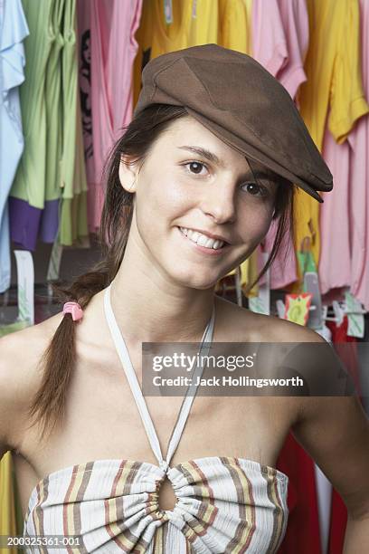 portrait of a young woman smiling in a clothing store - platte pet stockfoto's en -beelden