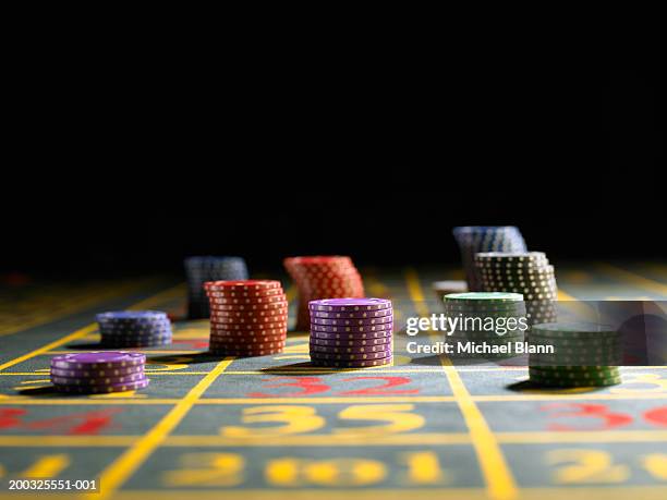 gambling chips on roulette table - casino table games stockfoto's en -beelden