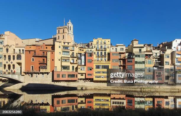 iconic colorful houses on the riverbank of the onyar river in girona, catalonia, spain - girona stock-fotos und bilder