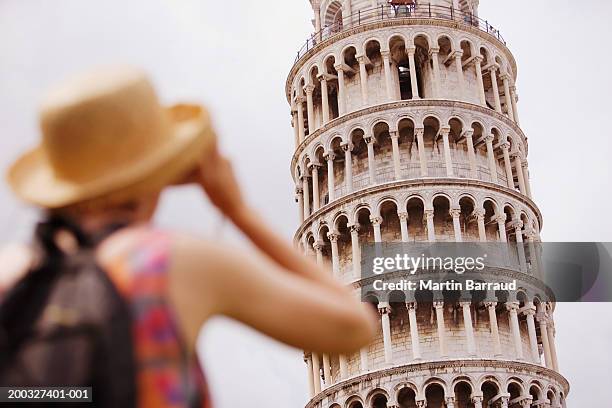 italy, tuscany, pisa, woman photographing leaning tower of pisa - torre de pisa imagens e fotografias de stock