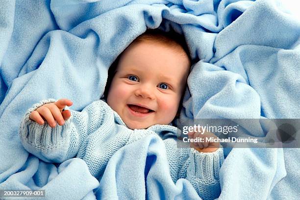 baby girl (9-12 months) laughing, portrait - babydecke stock-fotos und bilder
