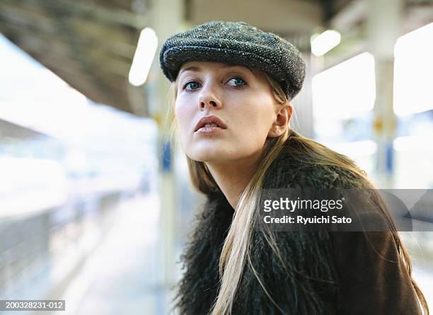 woman on train platform, close-up - flat cap 個照片及圖片檔