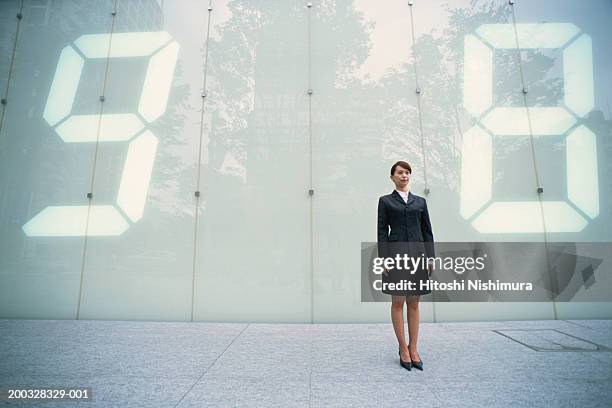 businesswoman standing outdoors - cifras financieras fotografías e imágenes de stock
