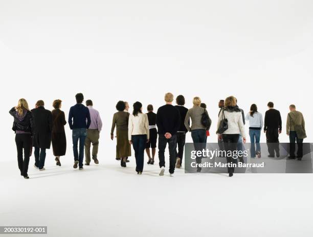 group of people walking, rear view - op de rug gezien stockfoto's en -beelden