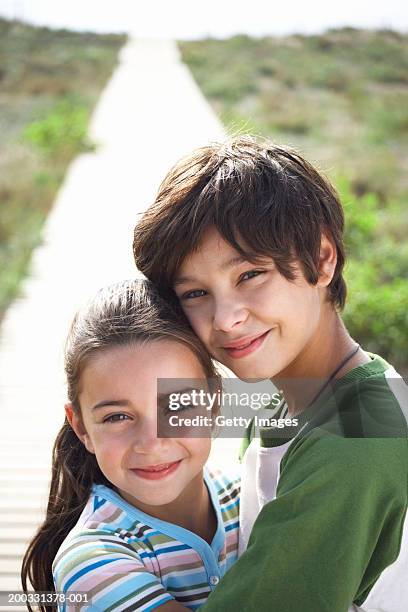 boy and girl (8-10) on beach boardwalk, close-up, portrait - girl 6 7 photos et images de collection
