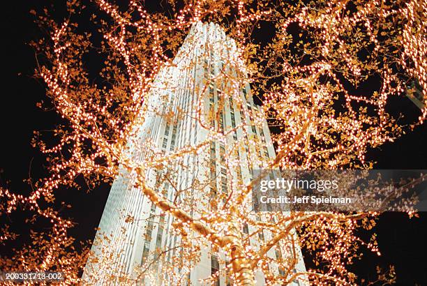 usa, new york, new york city, general electric building, night - ロックフェラーセンターのクリスマスツリー ストックフォトと画像