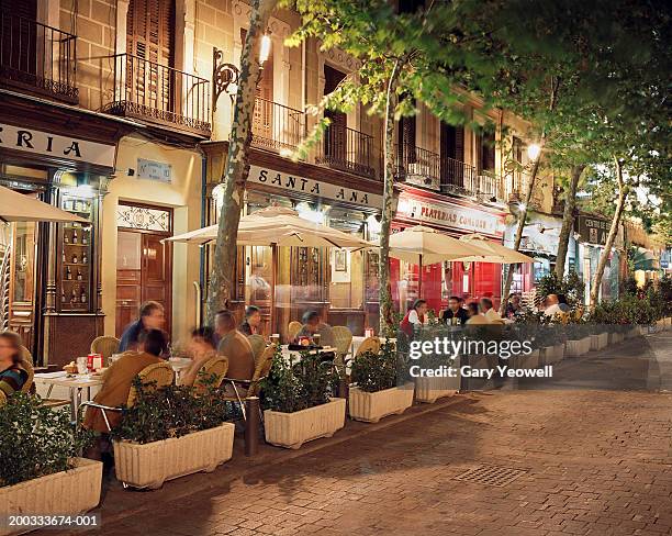 spain, madrid, plaza de santa ana, people outside bars and restaurants - street restaurant stockfoto's en -beelden