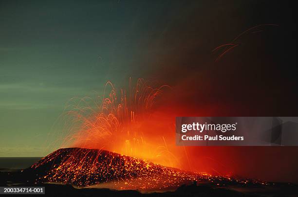 usa, hawaii, big island, volcanoes np, kilauea erupting, night - parque nacional de volcanes de hawai fotografías e imágenes de stock