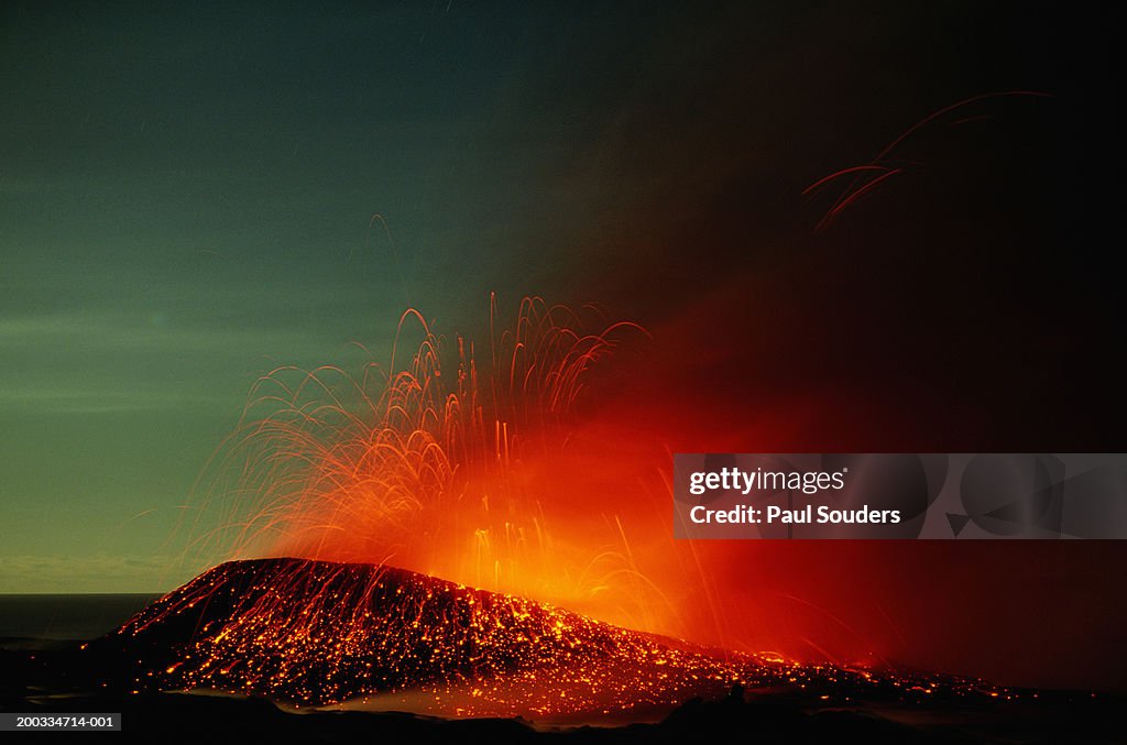 USA, Hawaii, Big Island, Volcanoes NP, Kilauea erupting, night