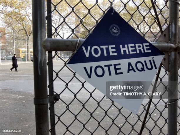 Hasidic Jew walks past the voting area at PS 16 School in the Williamsburg section of Brooklyn, New York 07 November 2006. Elections across the...