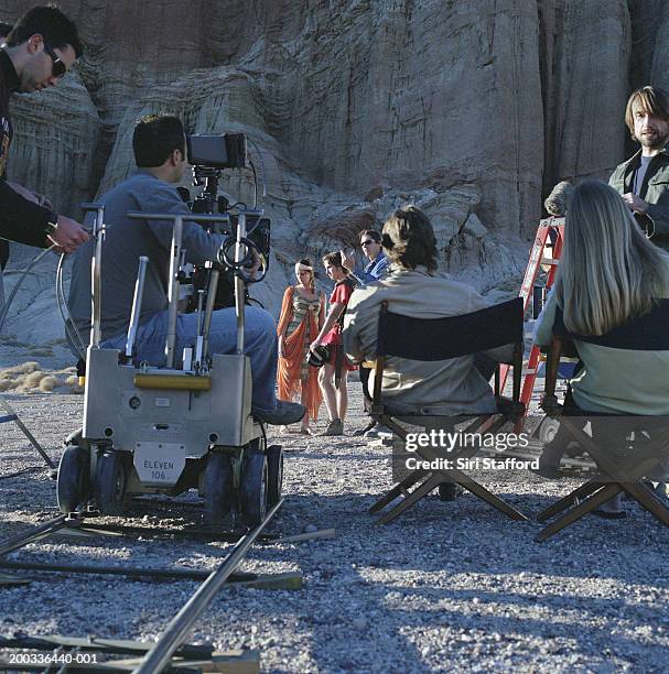 film crew shooting in desert - director's chair stockfoto's en -beelden