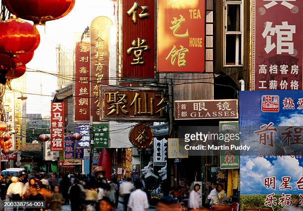 china, beijing, busy shopping district (blurred motion) - peking stockfoto's en -beelden