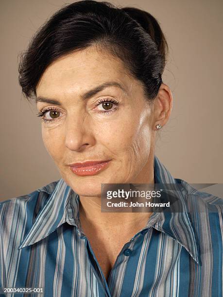 mature woman smiling, portrait, close-up - grijze bloes stockfoto's en -beelden