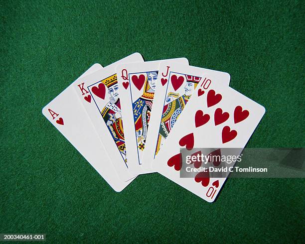 royal flush hand of cards, hearts suit, on playing baize, close-up - face card stockfoto's en -beelden