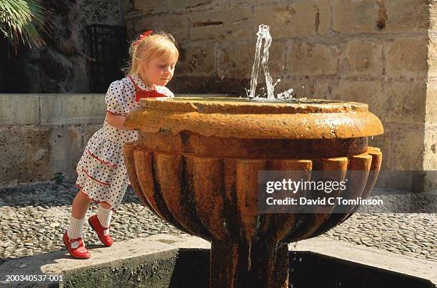 spain, balearic islands, majorca, palma, girl (2-4)looking in fountain - fountain courtyard fotografías e imágenes de stock