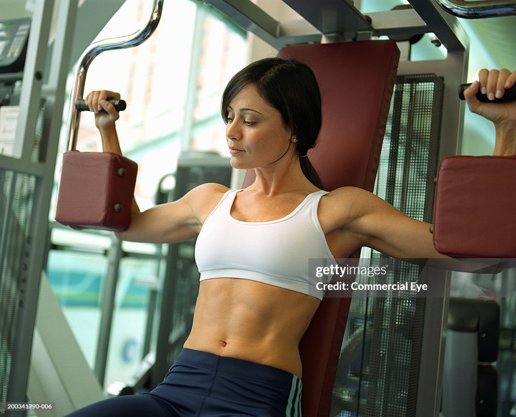 Woman Exercising On Chest Press Machine In Gym Holding Handles Foto de  stock - Getty Images