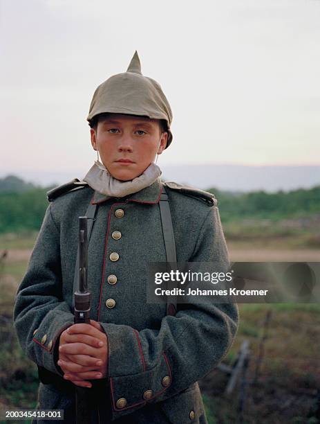 boy (12-14) in soldier costume, portrait - uniforme militaire photos et images de collection