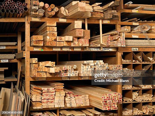 planks of wood on shelves - construction material stockfoto's en -beelden