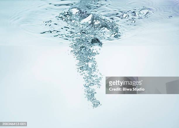 bubbles rising in water - purity foto e immagini stock