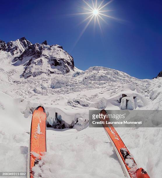 france, chamonix, vallee blanche glacier, skier on peak, close-up - valle blanche 個照片及圖片檔