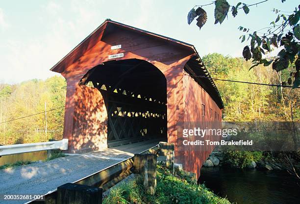 bridge-at-the-green dark red covered bridge in fall built 1852, arlington, vt, usa - arlington virginia ストックフォトと画像