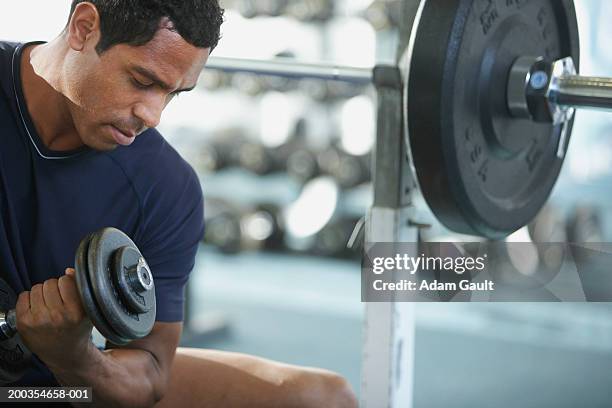 mature man doing arm curls with handweight, close up - musculation des biceps photos et images de collection