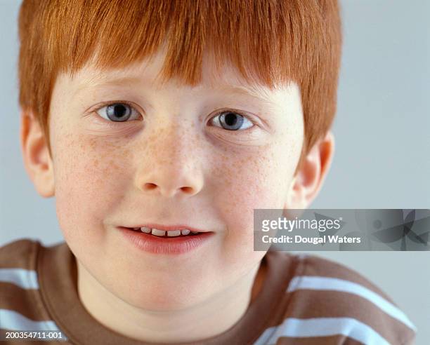 boy (4-6) smiling, portrait, close-up - red hair boy and freckles stock-fotos und bilder