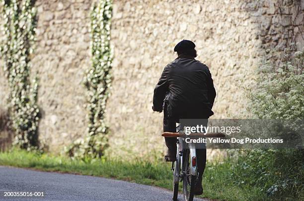 man riding bicycle, rear view - béret photos et images de collection