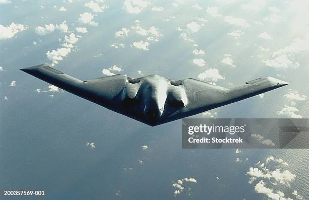 b-2 spirit bomber in flight - list stock-fotos und bilder
