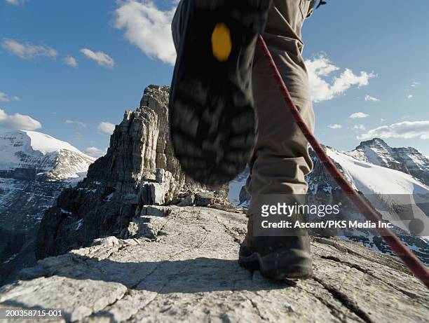 canada, alberta, banff np, mountaineer on ridge, low section - male feet soles 個照片及圖片檔