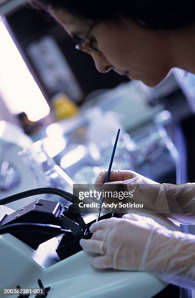 technician using a microtome to make a slide - micro tome fotografías e imágenes de stock