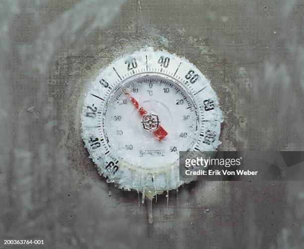 ice covered thermometer, close-up - froid photos et images de collection