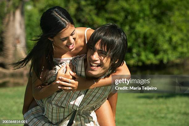 teenage couple (16-18) outdoors, laughing - tiener koppel stockfoto's en -beelden