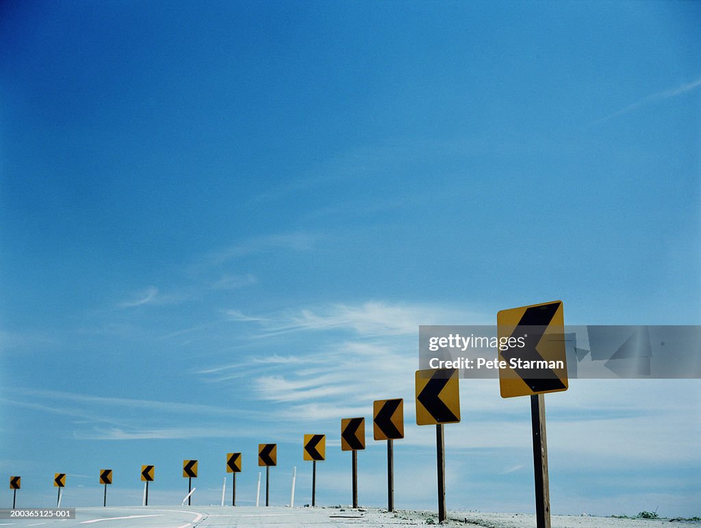 Traffic arrows around bend in round