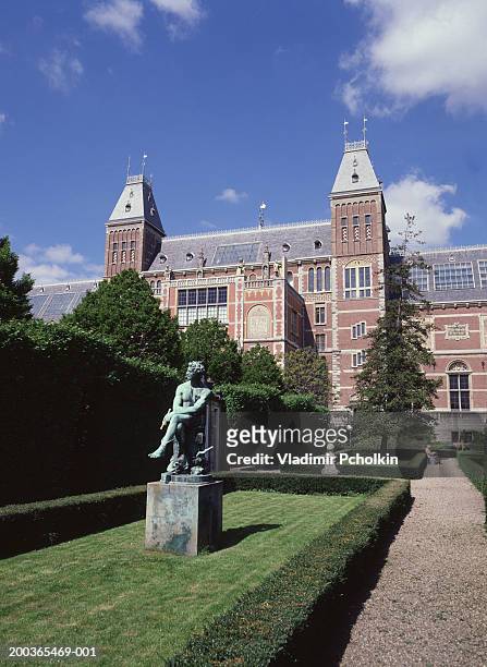 netherlands, amsterdam, rijksmuseum and gardens - rijksmuseum stockfoto's en -beelden