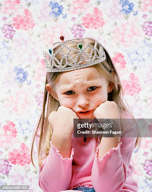 young girl (4-6) wearing tiara with sad face, portrait - mädchen frech stock-fotos und bilder