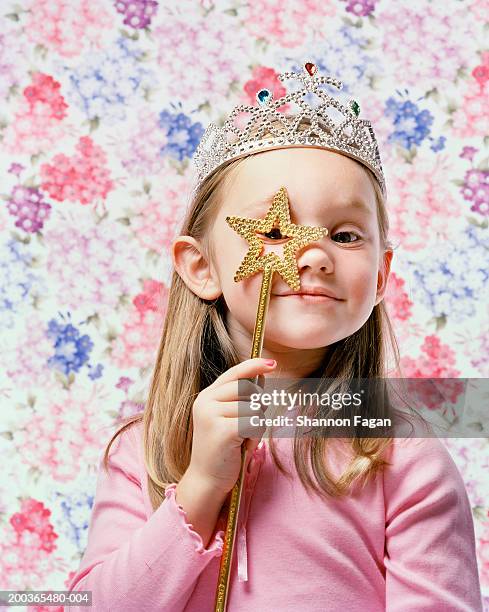 young girl (4-6) wearing tiara and holding star, portrait - princesse photos et images de collection