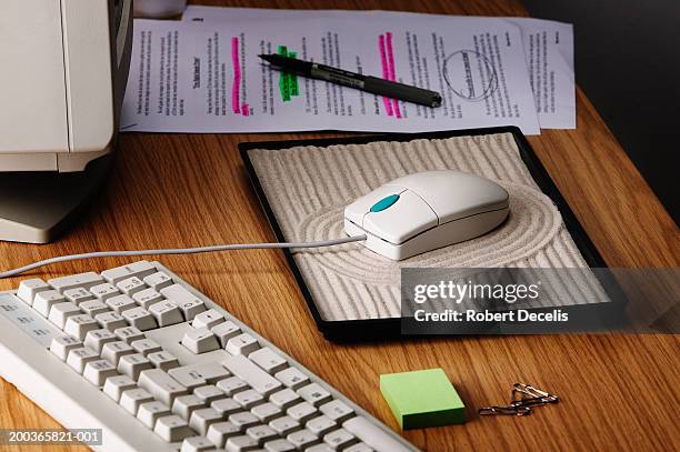 computer mouse on zen garden, close-up of desk - schreibtischspielzeug stock-fotos und bilder