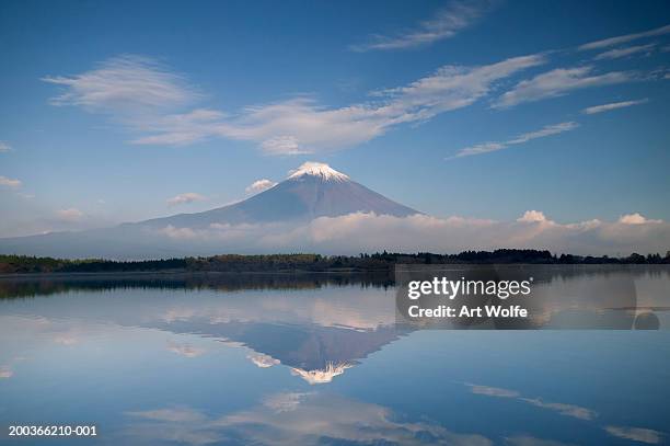 mount fuji reflected in lake motosu, fuji-hakone-izu national park, honshu, japan - fuji hakone izu national park stock-fotos und bilder