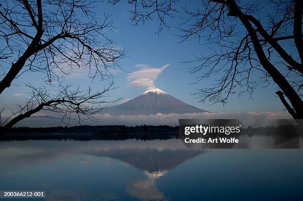 mount fuji reflected in lake motosu, fuji-hakone-izu national park, honshu, japan - fuji hakone izu national park stock-fotos und bilder