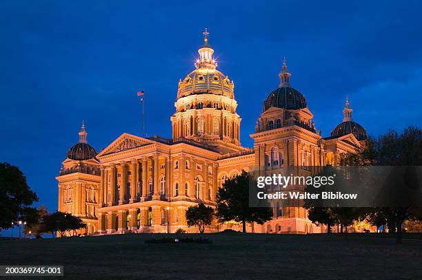 usa, iowa, des moines, state capitol, night - iowa capitol stock pictures, royalty-free photos & images