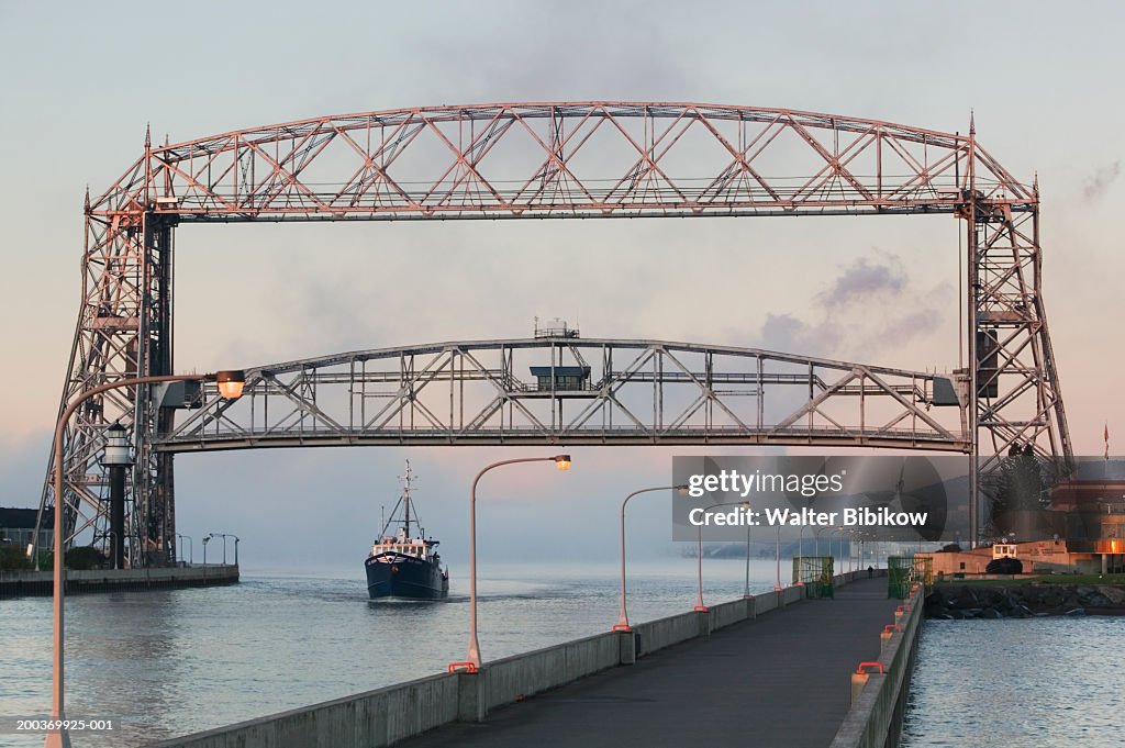 USA, Minnesota, Duluth, ship under lift bridge