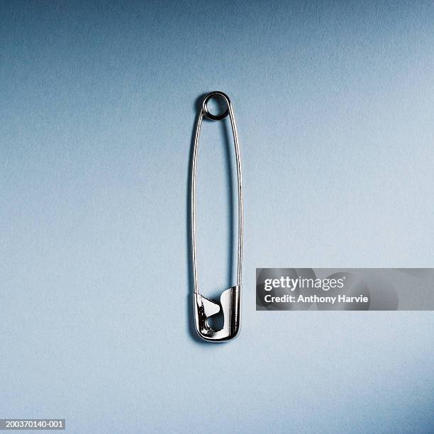 safety pin - imperdible fotografías e imágenes de stock