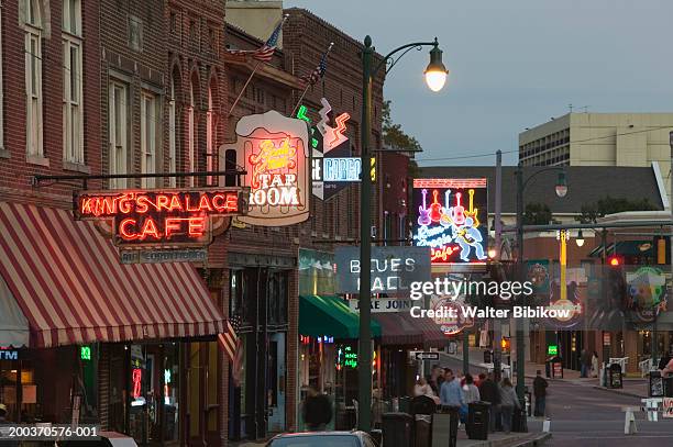 neon signs on buildings - memphis tennessee stock-fotos und bilder