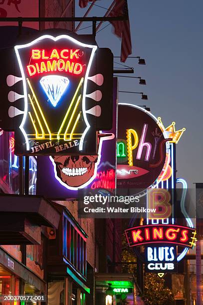 neon signs on buildings - memphis tennessee foto e immagini stock