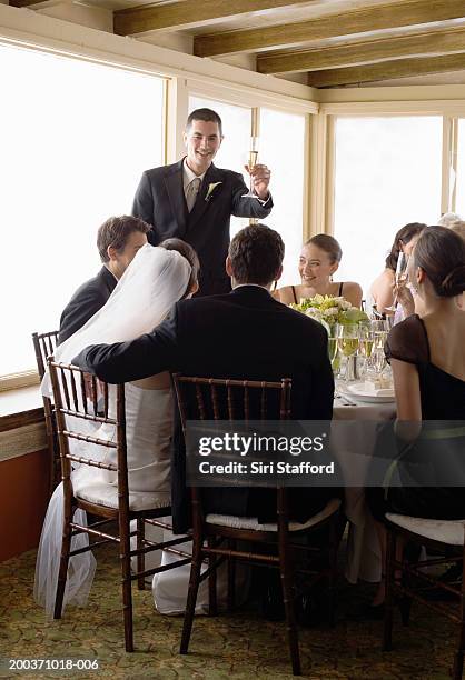 bestman toasting newlywed couple at table - trauzeuge des bräutigams stock-fotos und bilder