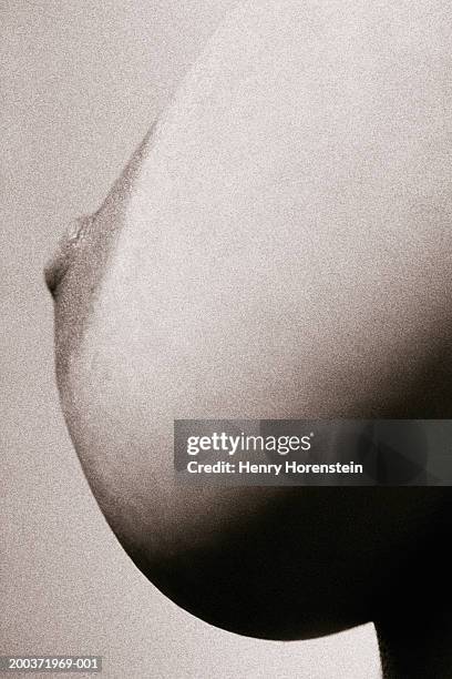 woman's breast, side view, close-up (b&w) - pechos mujer fotografías e imágenes de stock