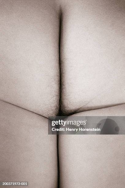 naked man, low section, rear view, close-up (b&w) - male buttocks stockfoto's en -beelden