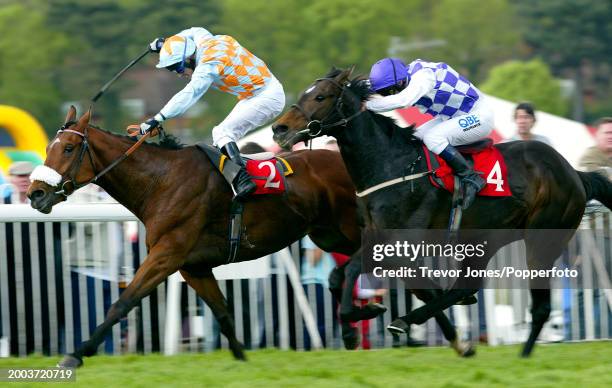 Jockey Richard Quinn riding Indian Creek winning the Gordon Richards Stakes at Sandown Park, 26th April 2003. Placed second Jockey Kevin Darley...